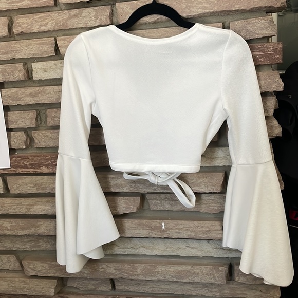 Front tie, cropped long sleeve. - Picture 2 of 2